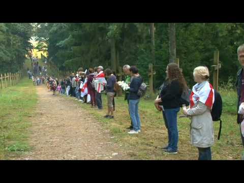 Belarus: protesters form human chain leading to a detention centre
