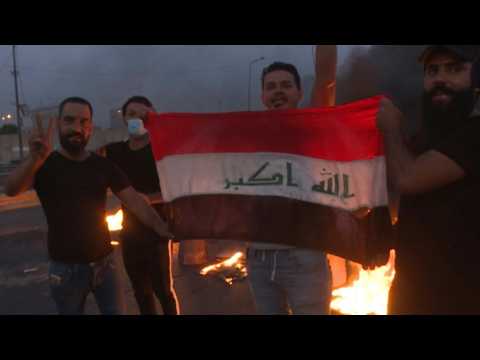 Iraqi protesters burn tyres during clashes in Baghdad