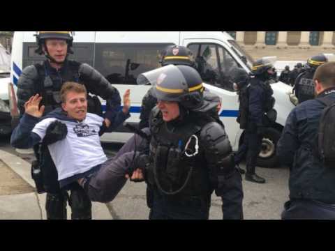 Police move on Extinction Rebellion protesters