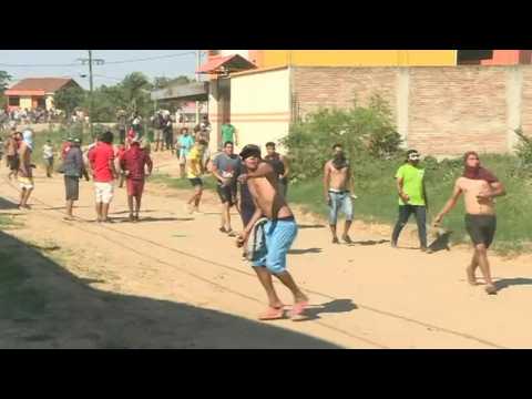 Anti and pro-government protesters clash in Bolivia