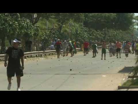 Opposition and pro-govt protesters clash in Santa Cruz