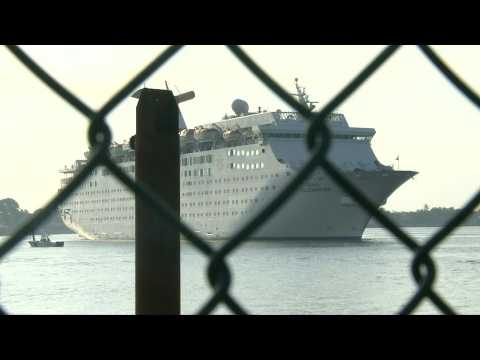 Boat carrying evacuees from Bahamas arrives in Florida