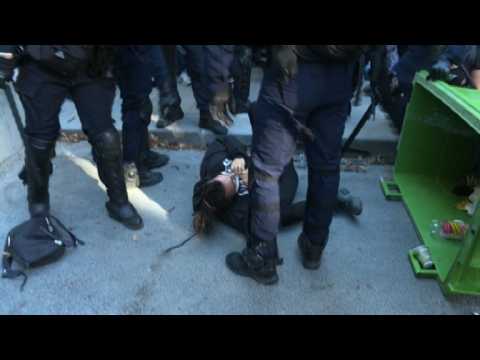 First arrests during 'yellow vest' protests in Paris