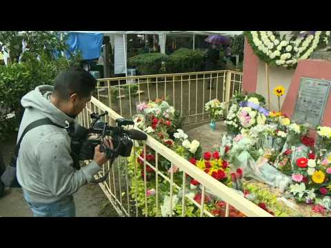 Mexicans pay tribute to late singer Jose Jose