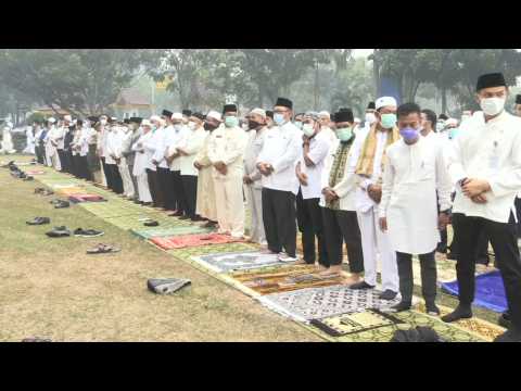 Indonesians pray for rain as forest fires rage on Sumatra island
