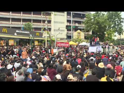 Thai protesters back on streets, plan to present letter addressed to king