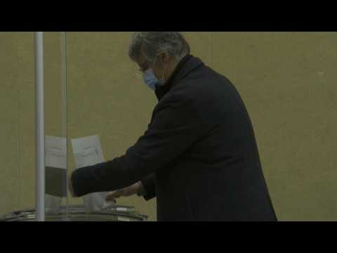 Polls open on last day of Dutch Covid-dominated election
