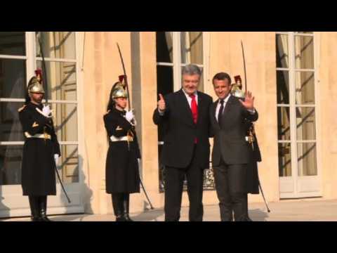 Macron meets Ukrainian counterpart Poroshenko