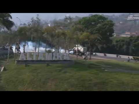 Pro-govt National Guard and anti-govt protesters clash in Caracas