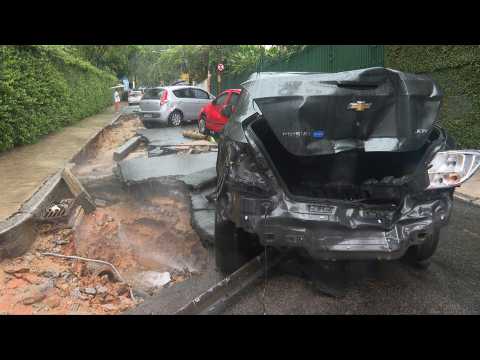Flash floods damage cars, streets in Rio de Janeiro