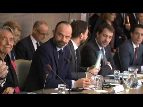 French PM chairs daily government meeting on coronavirus crisis