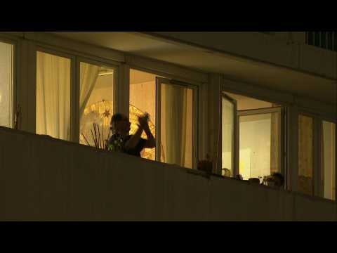 Coronavirus: Parisians cheer for health workers during lockdown