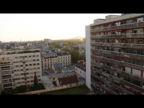 Coronavirus: Parisians clap in support of healthcare workers