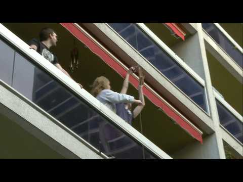 Coronavirus: Parisians celebrate Easter on their balconies