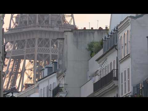 Coronavirus: Parisians clap from their windows for healthcare workers