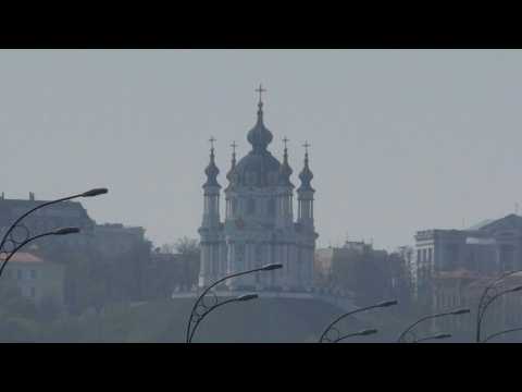 Smoke blankets Kiev from forest fires in Chernobyl zone