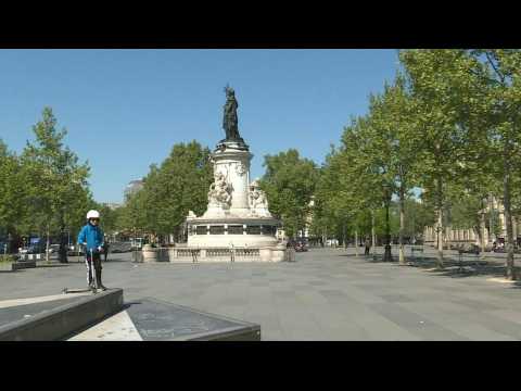 Central Paris nearly empty on 38th day of confinement