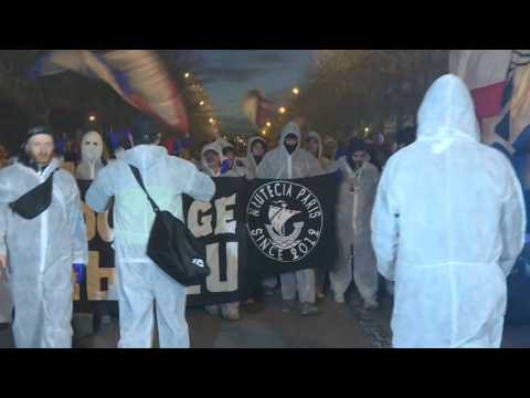 Football/Champions League: PSG fans descend upon Parc des Princes in hazmat suits