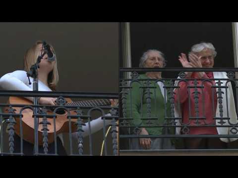 Coronavirus: in Paris, a high school student sings at her window at 8pm, accompanied by her guitar
