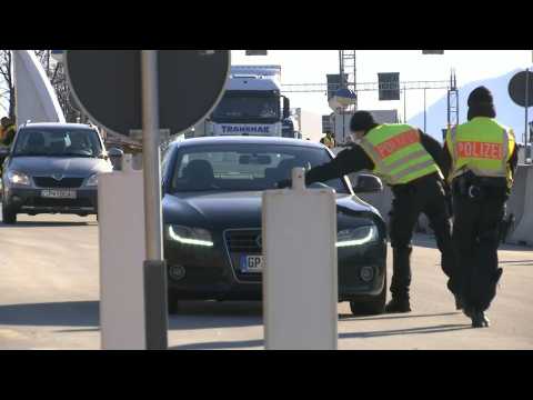 Coronavirus: German police officers control cars at border with Austria