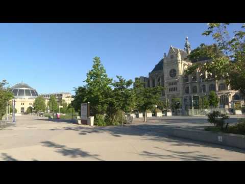 Central Paris deserted on 37th day of confinement