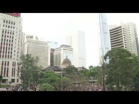 Protesters defy cops in HK and begin banned march