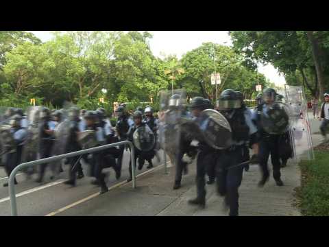 Clashes as Hong Kong protesters vent at China border traders (2)