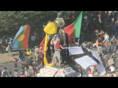 Thousands gather in Chile's iconic Plaza Italia for 5th week