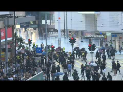 Tear gas as thousansd defy police in latest Hong Kong march