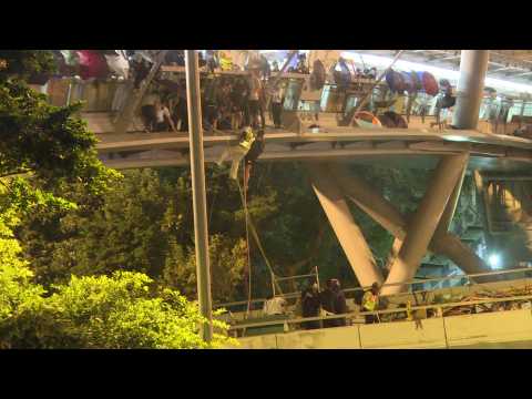 Daring rope escape in Hong Kong