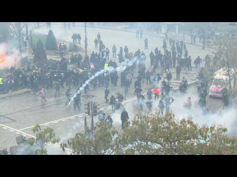Sporadic outbreaks of violence on Italy Square in Paris as "yellow vests" mark anniversary