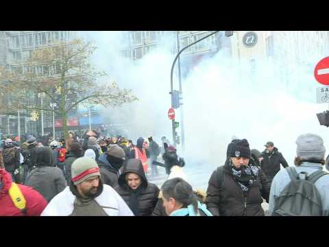 Yellow vest protesters clash with police in Paris