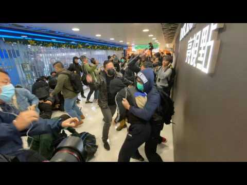 Hong Kong: undercover officers baton-charge protesters in mall
