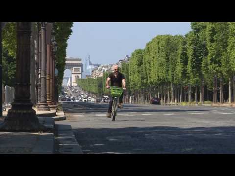 Traffic slowly picking up on Champs-Elysées as France lockdown nears end