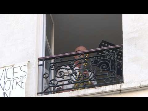 Parisians clap from their windows to thank medical staff