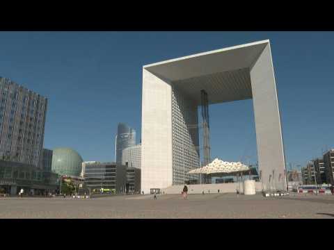Paris business district still deserted, 10 days after lockdown lifted