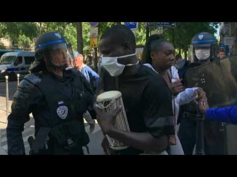 In Paris, police break up an illegal protest against detention conditions for undocumented workers