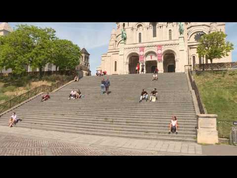 Parisians brave police fine to soak up sunshine at the Sacré-Cœur