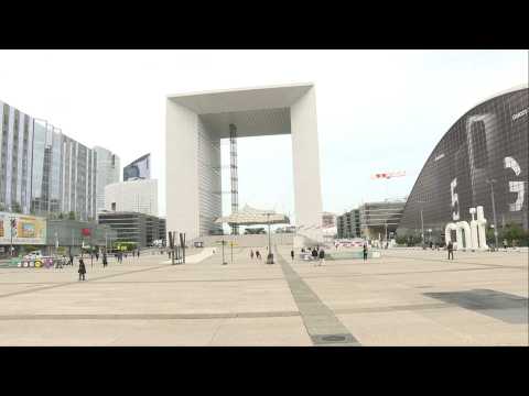Paris business district slowly comes back to life after long lockdown