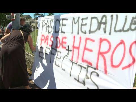 French healthcare workers demonstrate over government reforms