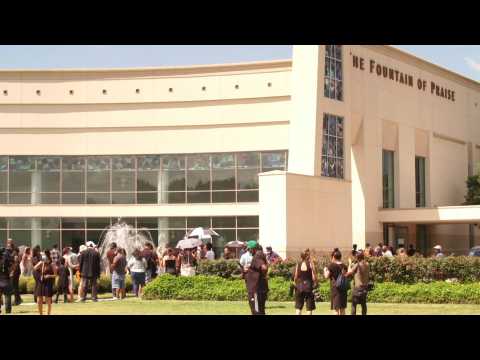 Houston: people line up for public viewing of George Floyd (2)