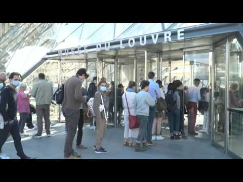 First visitors return to Louvre museum as it reopens after 16-week virus shutdown (2)