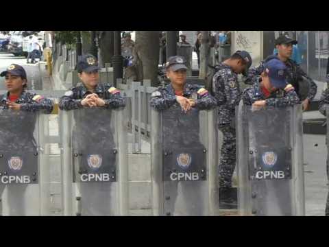 Police block entrance to Venezuelan National Assembly