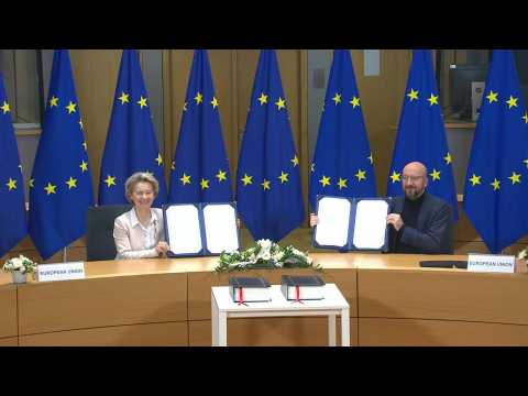 EU chiefs sign post-Brexit UK trade deal
