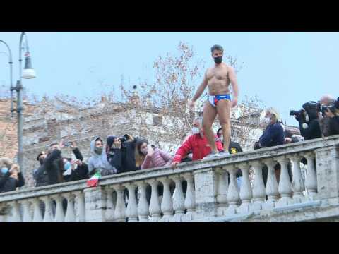 Romans jump into Tiber river in New Year's Day tradition