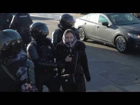Supporters arrested outside court ahead of Navalny hearing