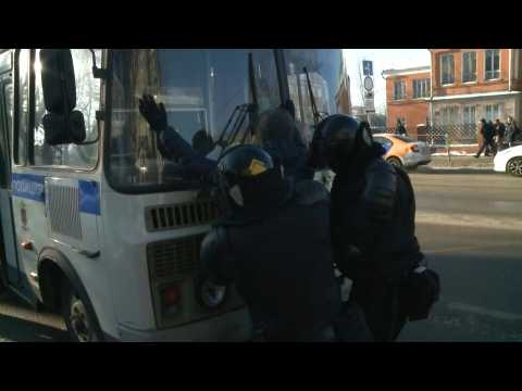 People arrested outside court ahead of Navalny hearing (2)