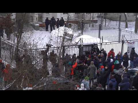 Crowd gathers outside Moscow police station during impromptu Nalvany hearing