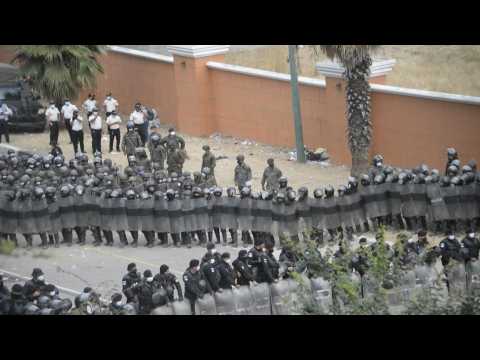 Guatemalan security forces break up US-bound migrant caravan