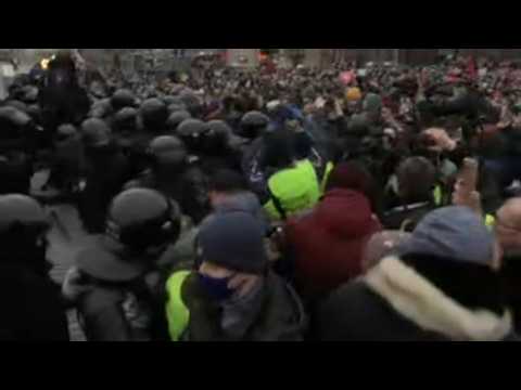 Police and anti-Putin protesters clash in Moscow